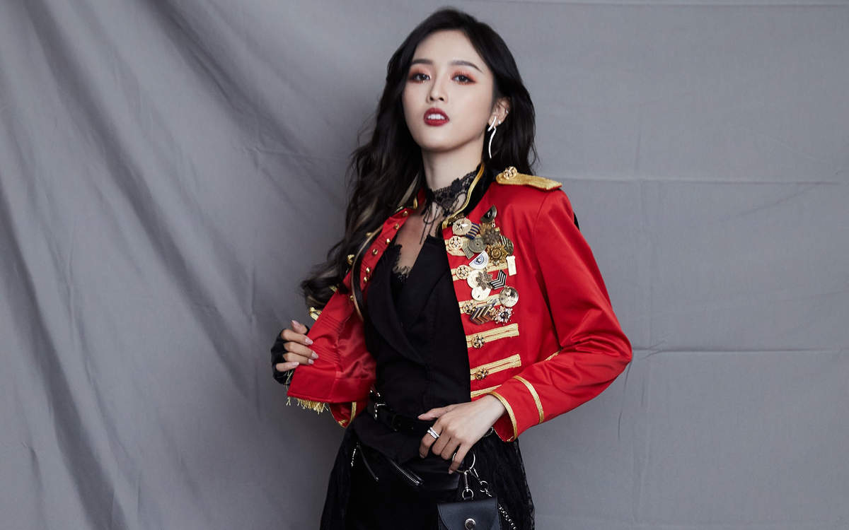 高清女明星吴宣仪漫画刘海自拍照图片图片