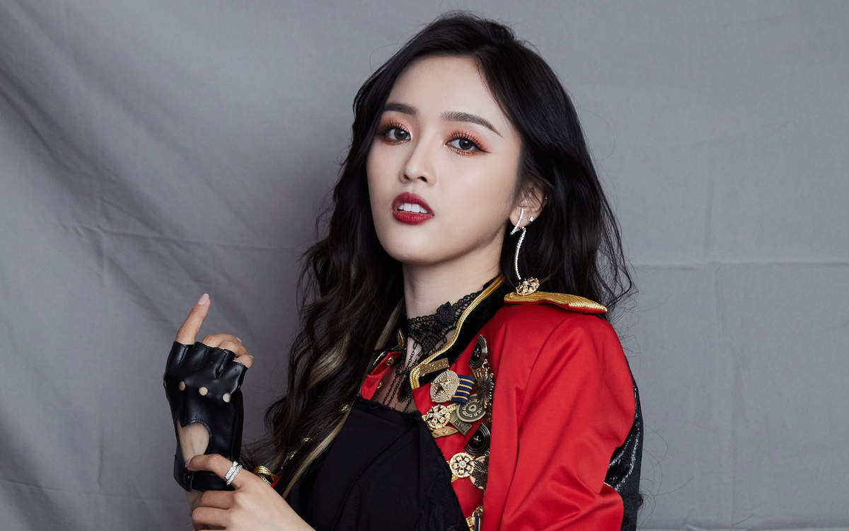 高清女明星吴宣仪漫画刘海自拍照图片图片
