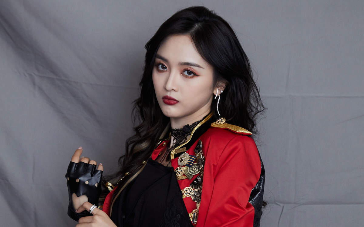 高清女明星吴宣仪酷美时尚高清手机壁纸图片