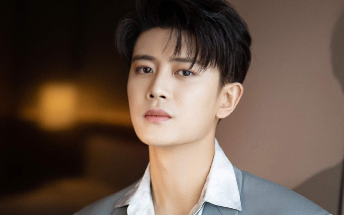 高清山东省青岛男明星任嘉伦帅气写真高清手机壁纸图片