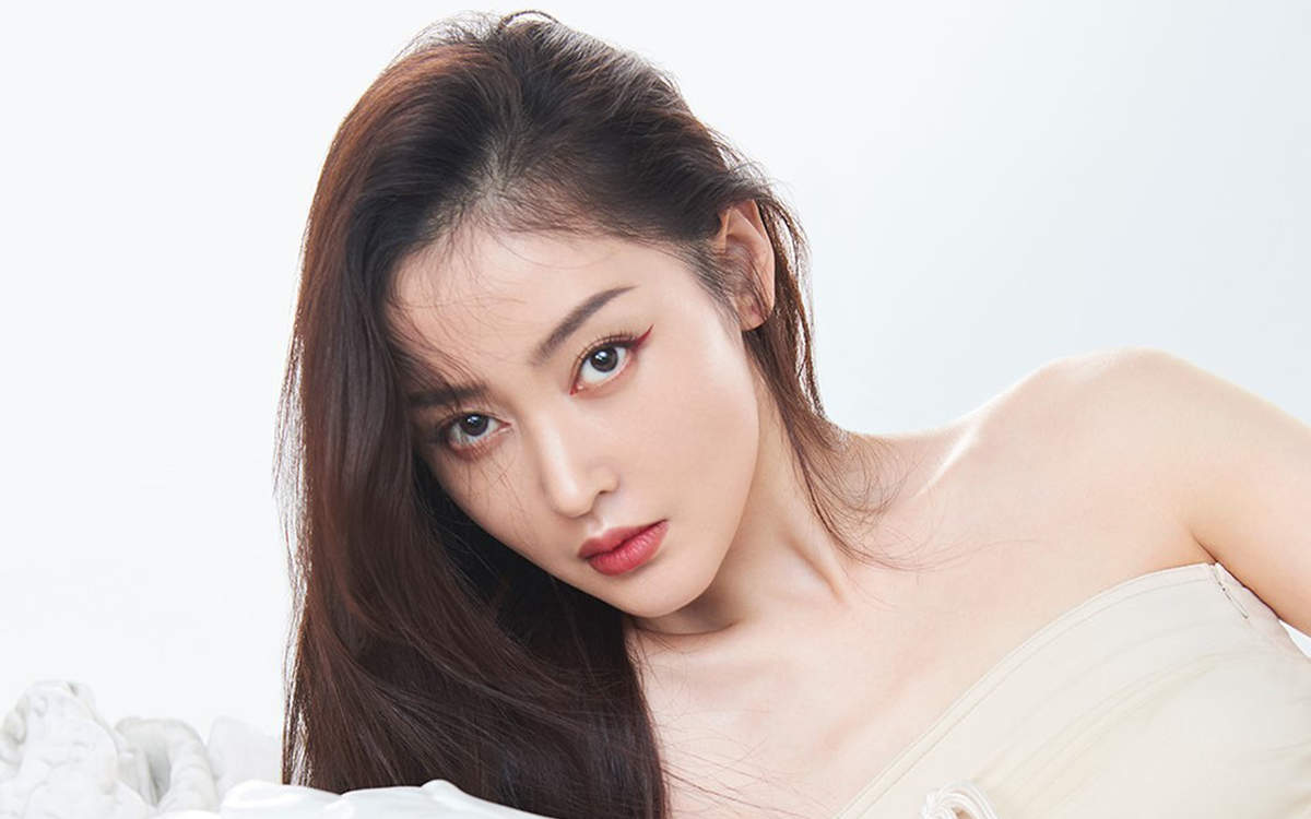 高清哈尔滨新生代女演员张天爱最新时尚杂志封面写真图片图片