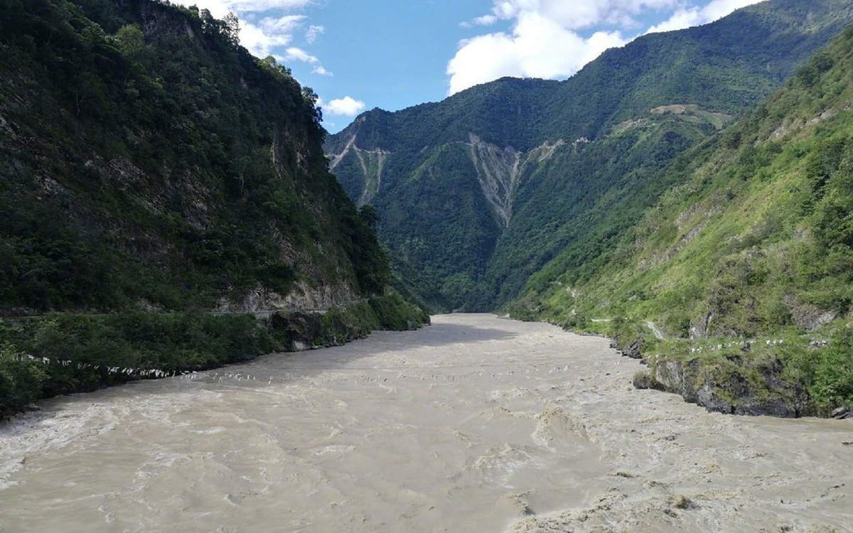 高清美景湖北恩施鹤峰屏山峡谷河水清澈见底图片图片