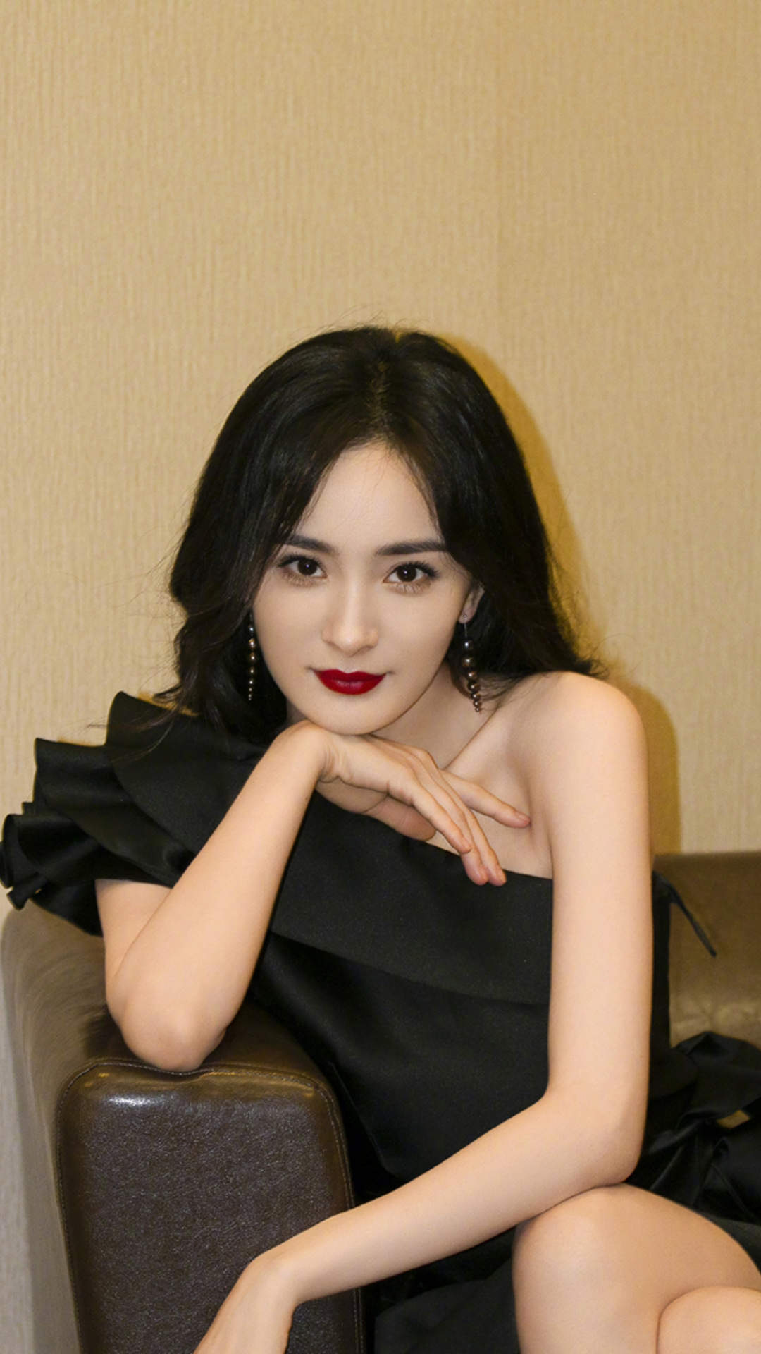 中国内地北京影视女演员杨幂抹胸裙性感高清桌面壁纸图片