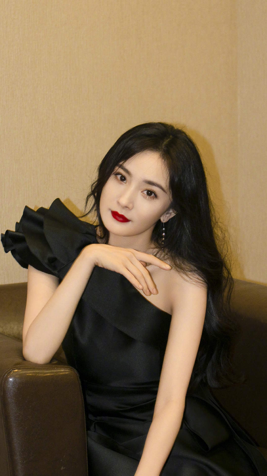 中国内地北京影视女演员杨幂抹胸裙性感高清桌面壁纸图片