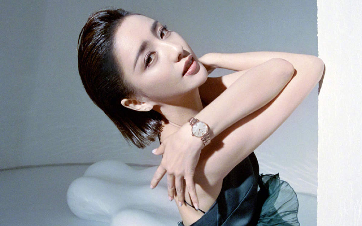 高清中国内地新疆伊犁影视女演员佟丽娅超A背头高清桌面壁纸图片