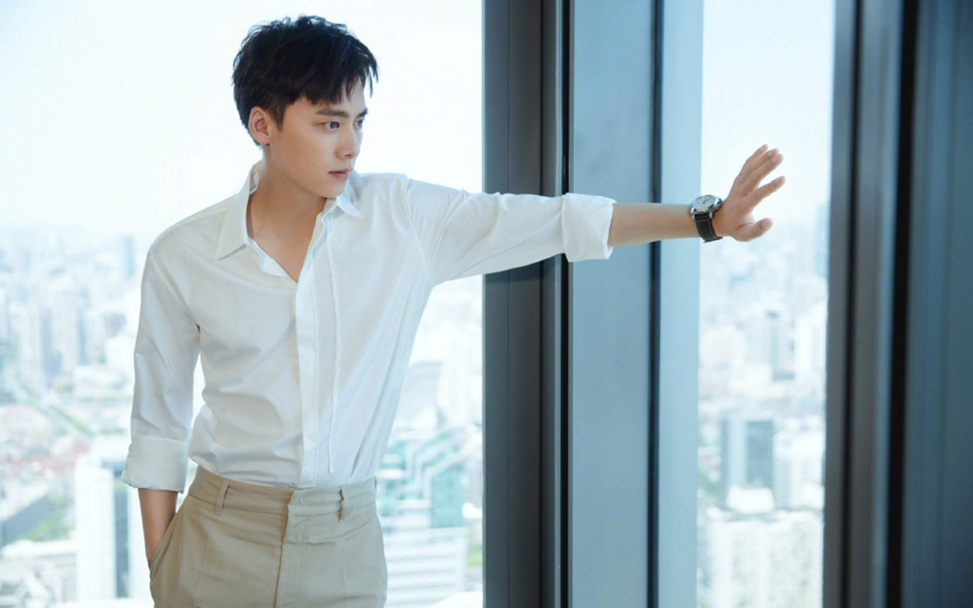 高清中国内地四川成都男演员帅气男神李易峰图片李易峰简约写真白衬衫男神演绎儒雅气质图片