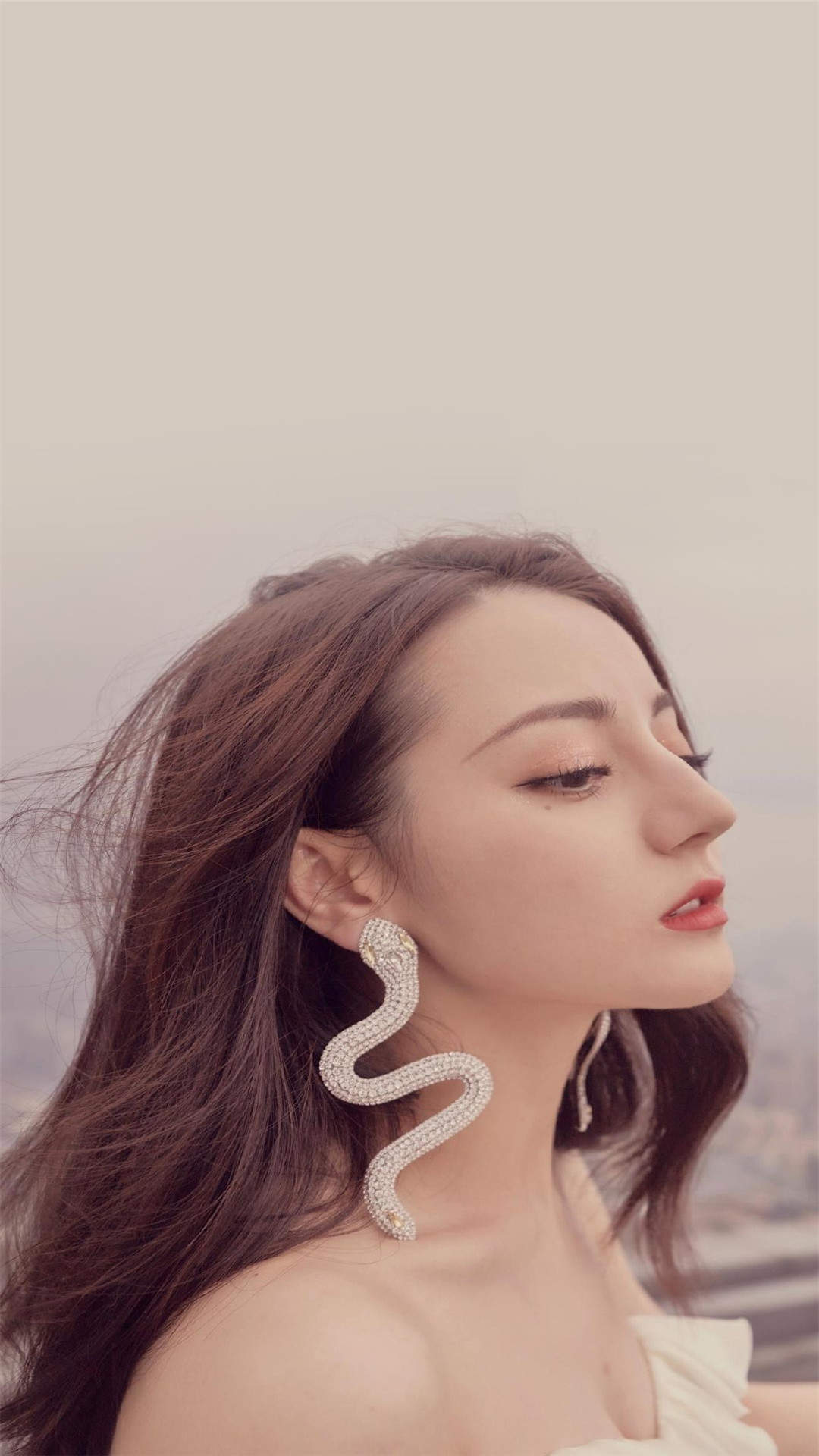 新疆乌鲁木齐美女演员迪丽热巴最新杂志写真图片图片