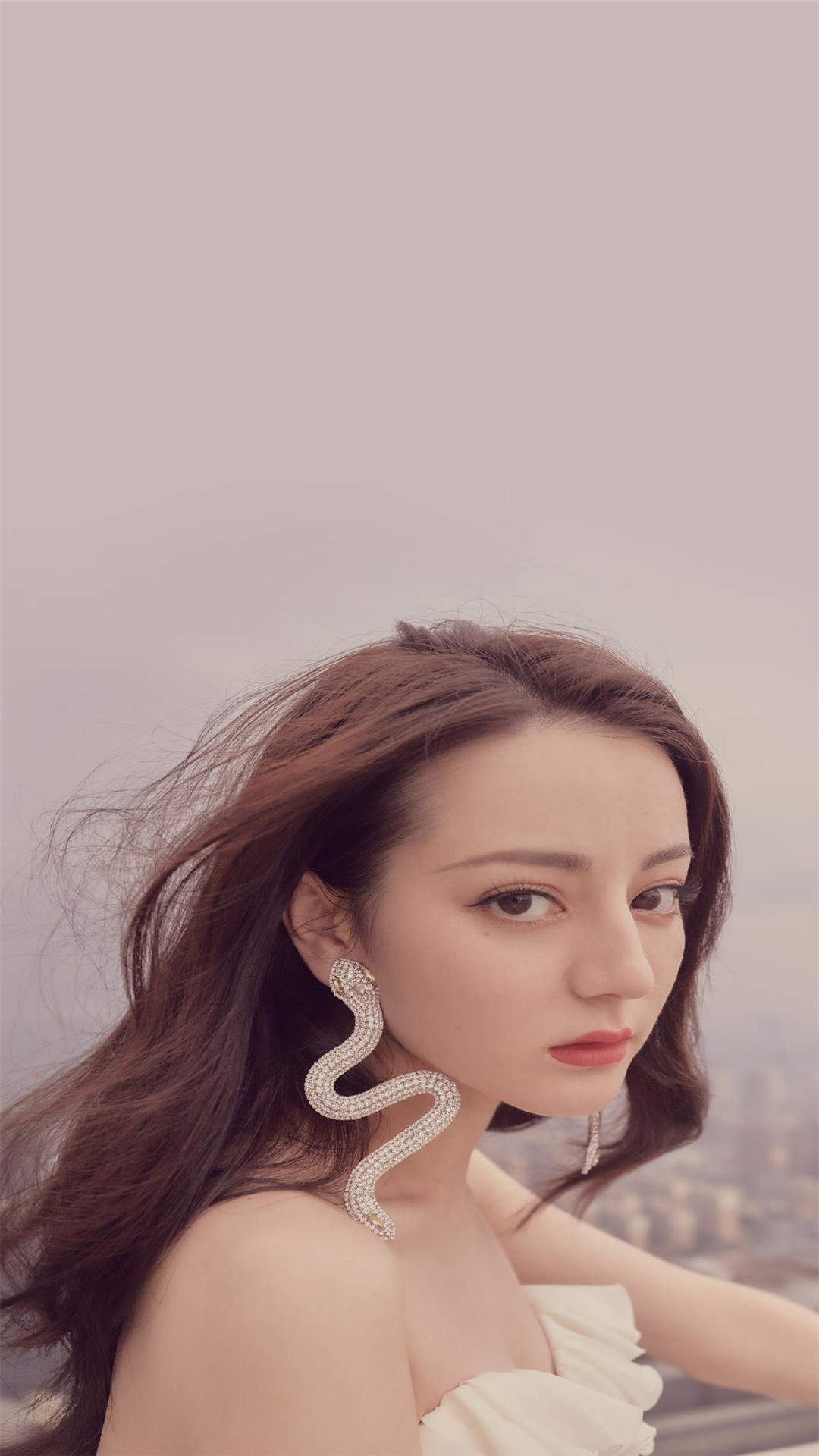 新疆乌鲁木齐美女演员迪丽热巴最新杂志写真图片图片