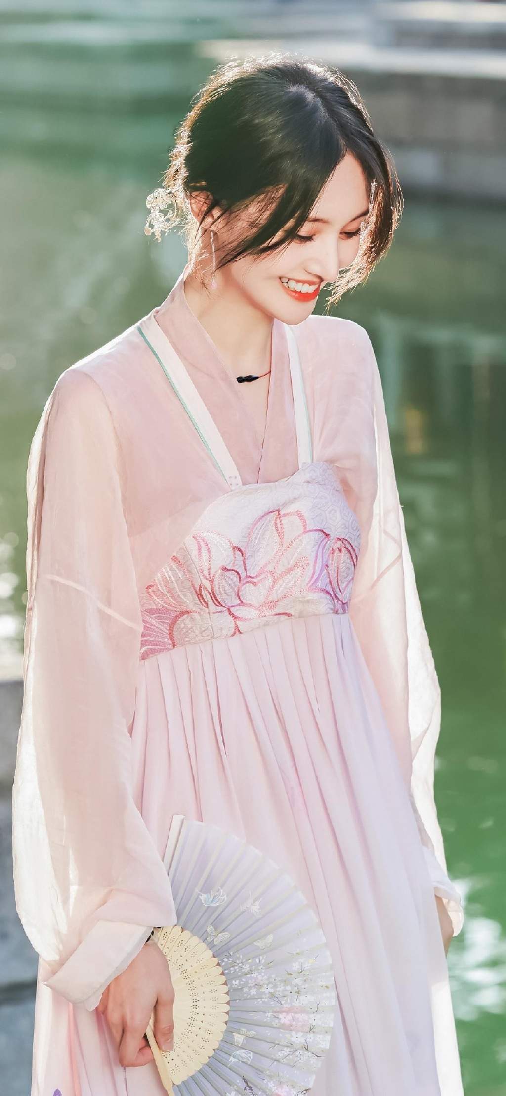 高清中国内地女演员郑爽泡面刘海清爽元气写真图片图片