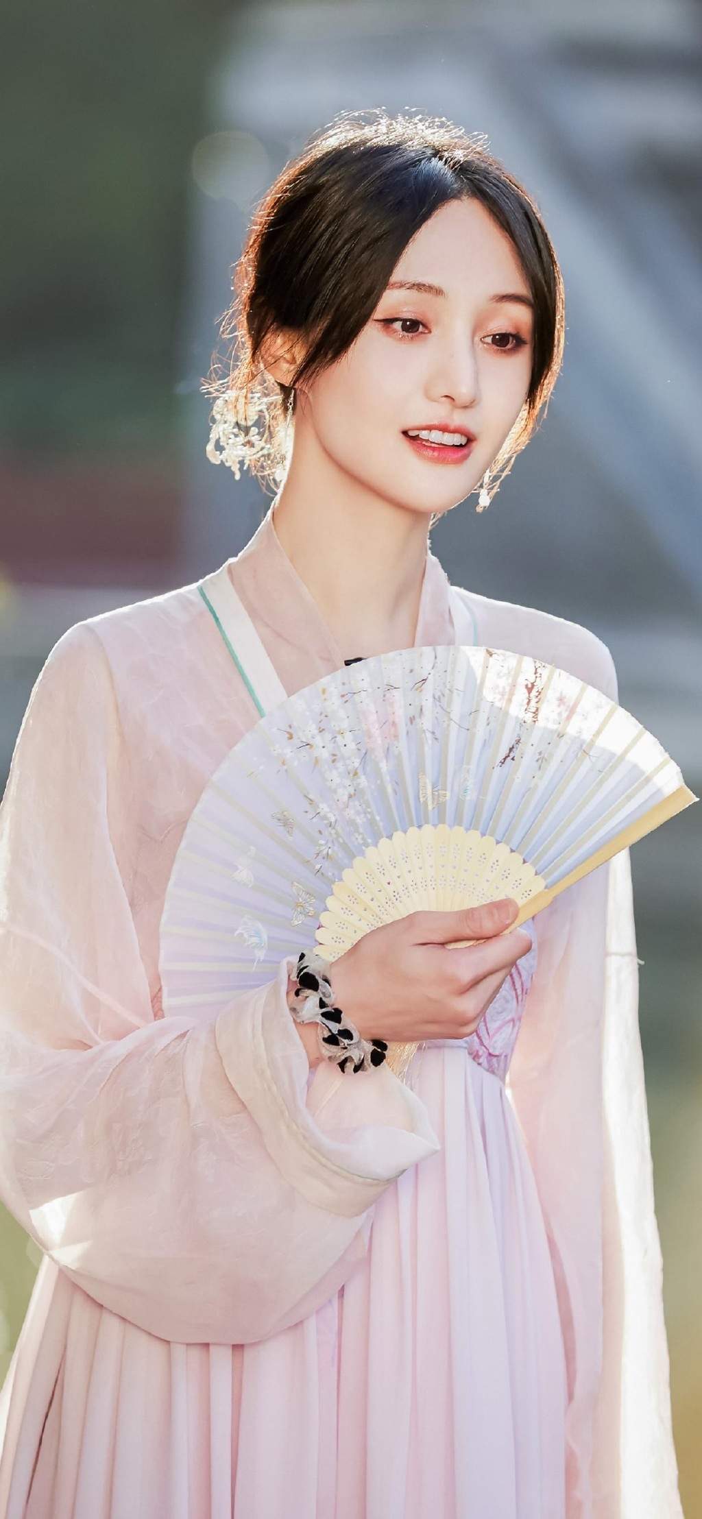 高清中国内地女演员郑爽泡面刘海清爽元气写真图片图片