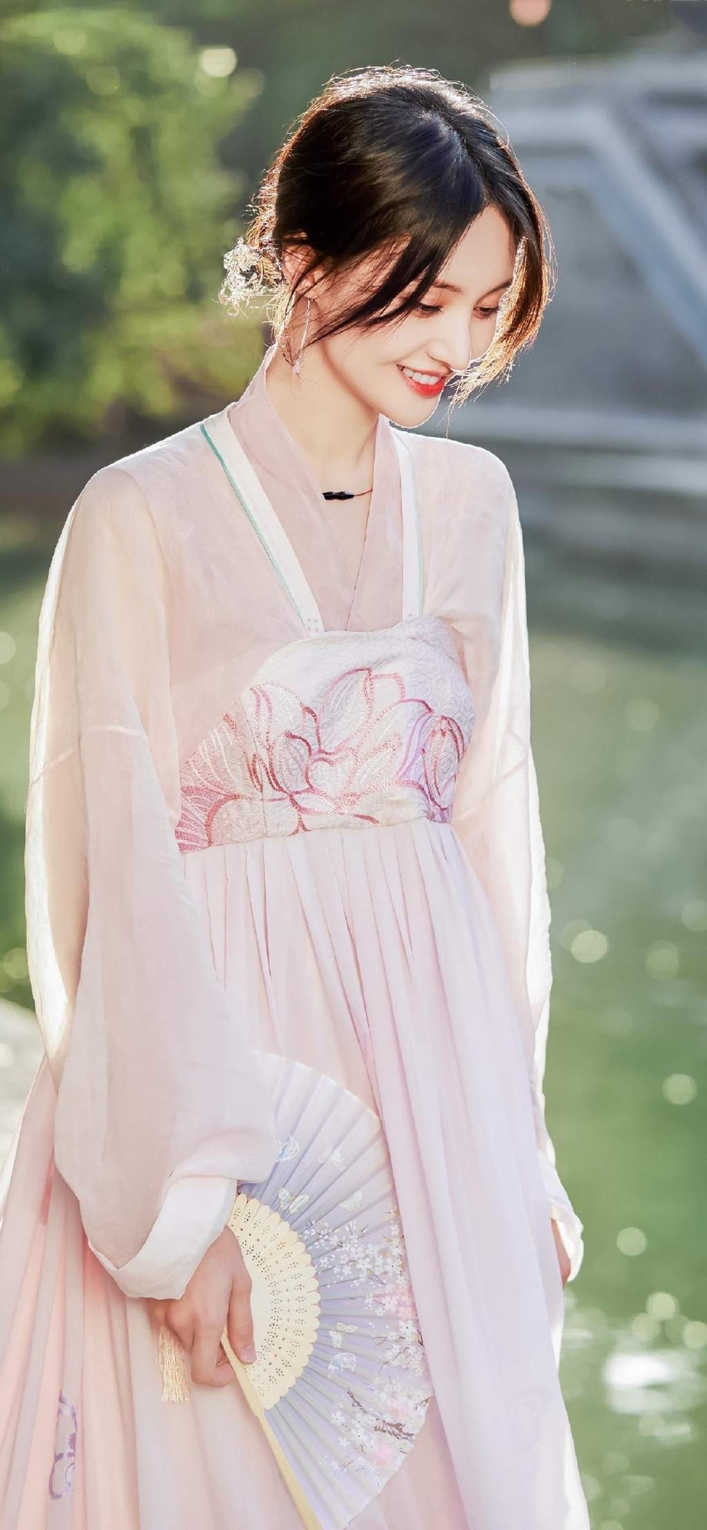 高清中国内地女演员郑爽泡面刘海清爽元气写真图片图片