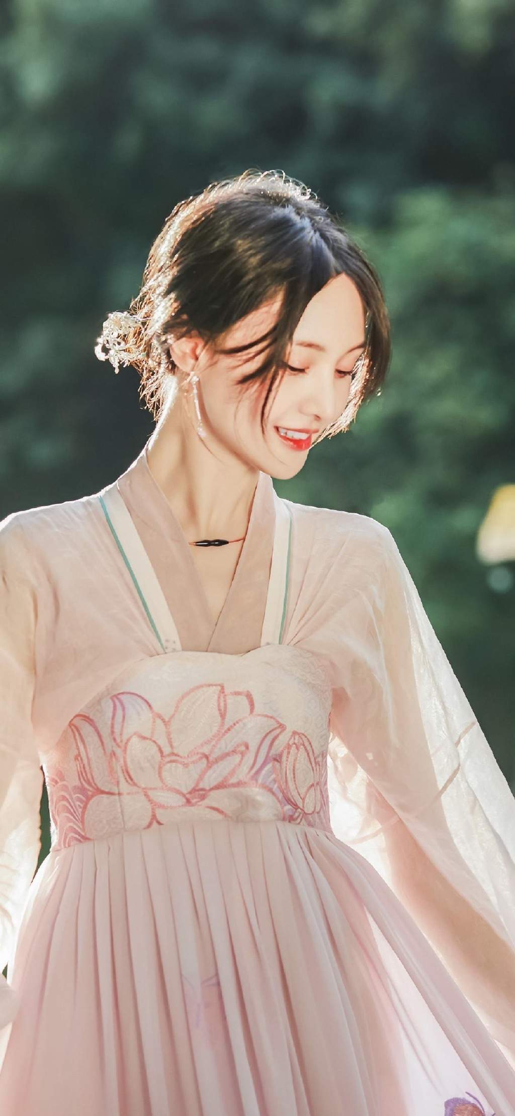 高清中国内地女演员郑爽泡面刘海清爽元气写真图片图片