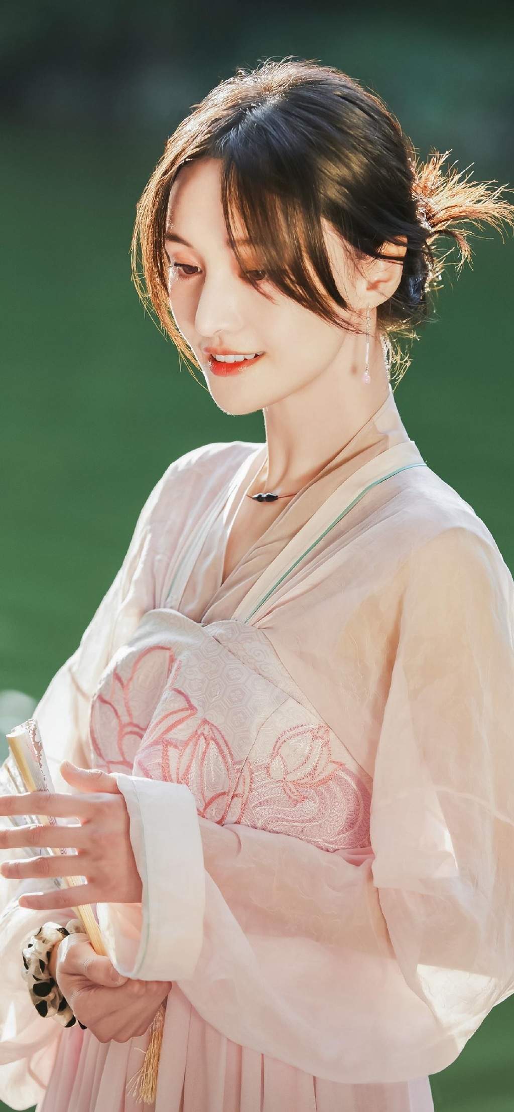 高清中国内地女演员郑爽泡面刘海清爽元气写真图片图片