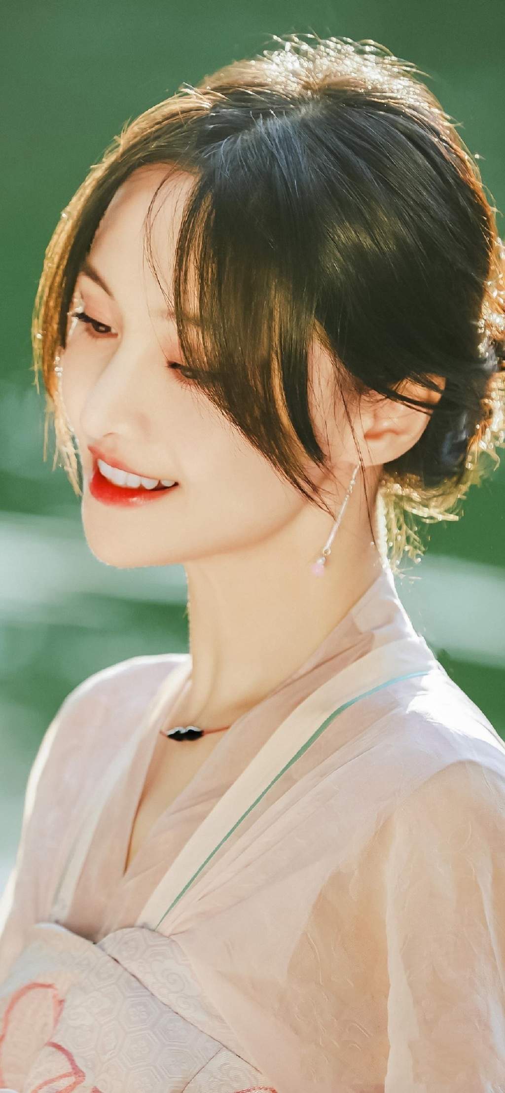 高清中国内地女演员郑爽泡面刘海清爽元气写真图片图片