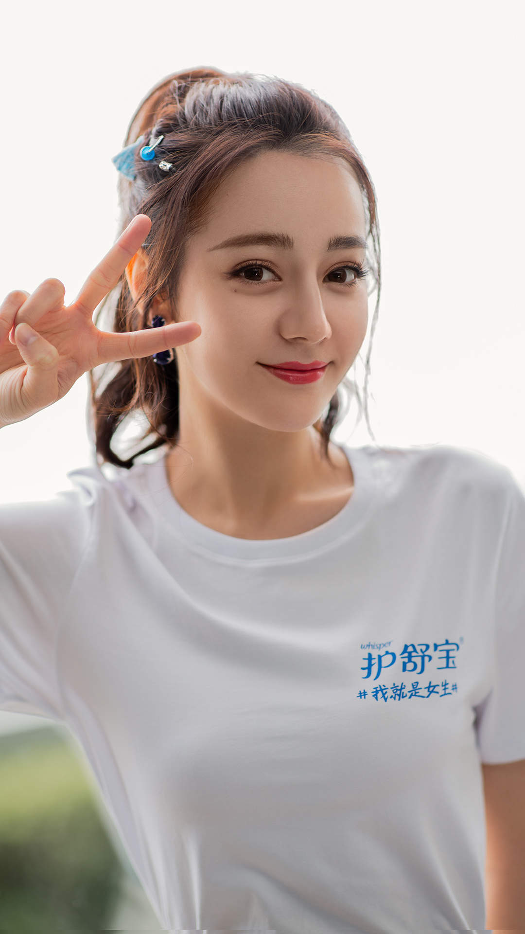 新疆乌鲁木齐美女演员迪丽热巴最新杂志写真图片图片