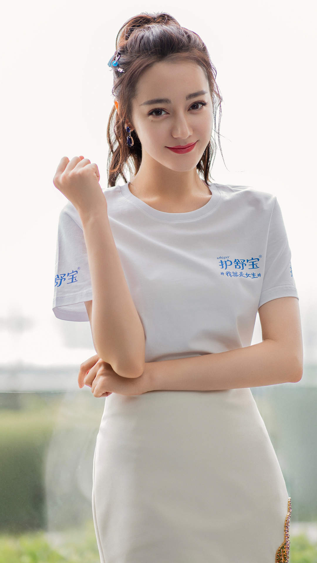 新疆乌鲁木齐美女演员迪丽热巴最新杂志写真图片图片