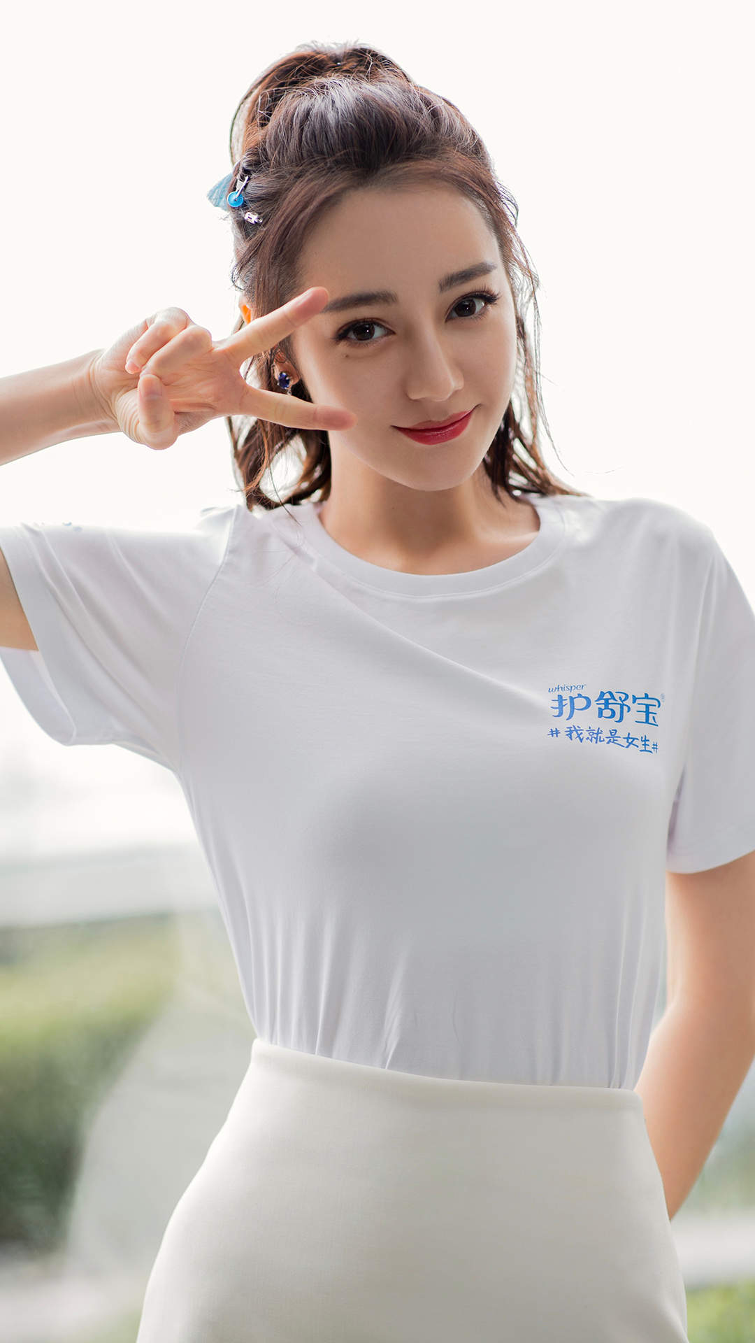新疆乌鲁木齐美女演员迪丽热巴最新杂志写真图片图片