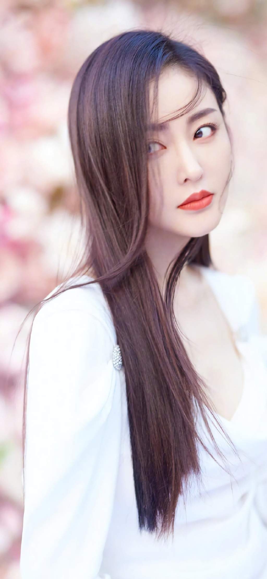 高清哈尔滨新生代女演员张天爱最新时尚杂志封面写真图片图片