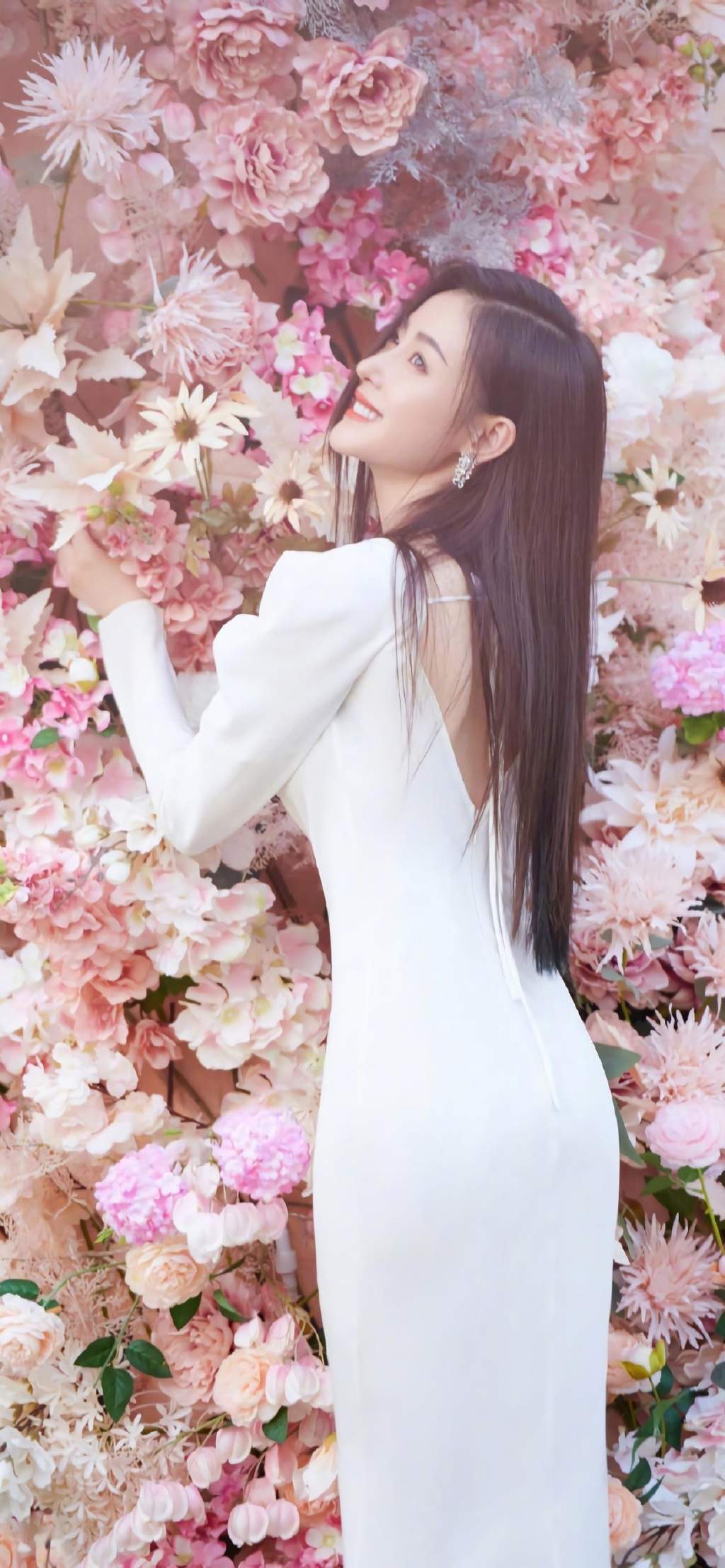 高清哈尔滨新生代女演员张天爱最新时尚杂志封面写真图片图片