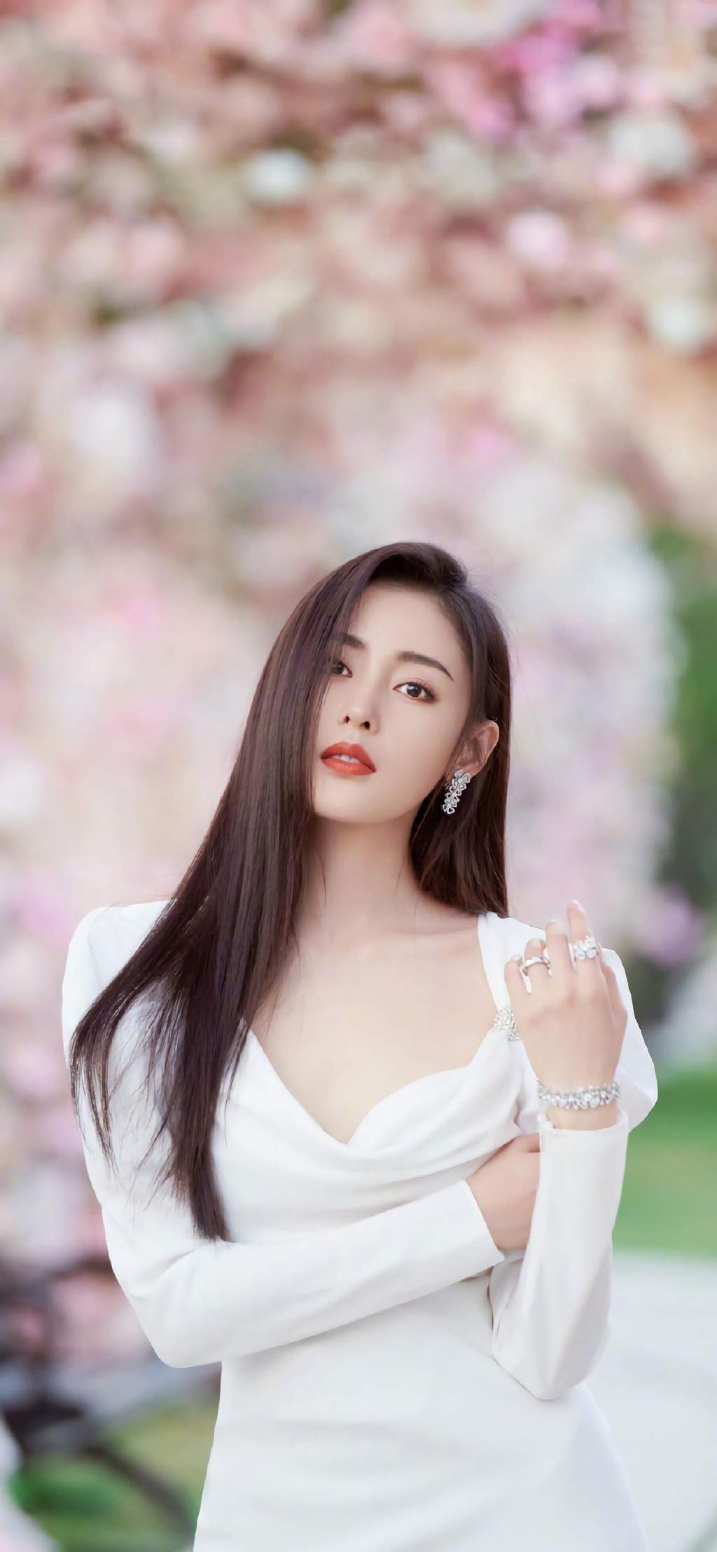高清哈尔滨新生代女演员张天爱最新时尚杂志封面写真图片图片