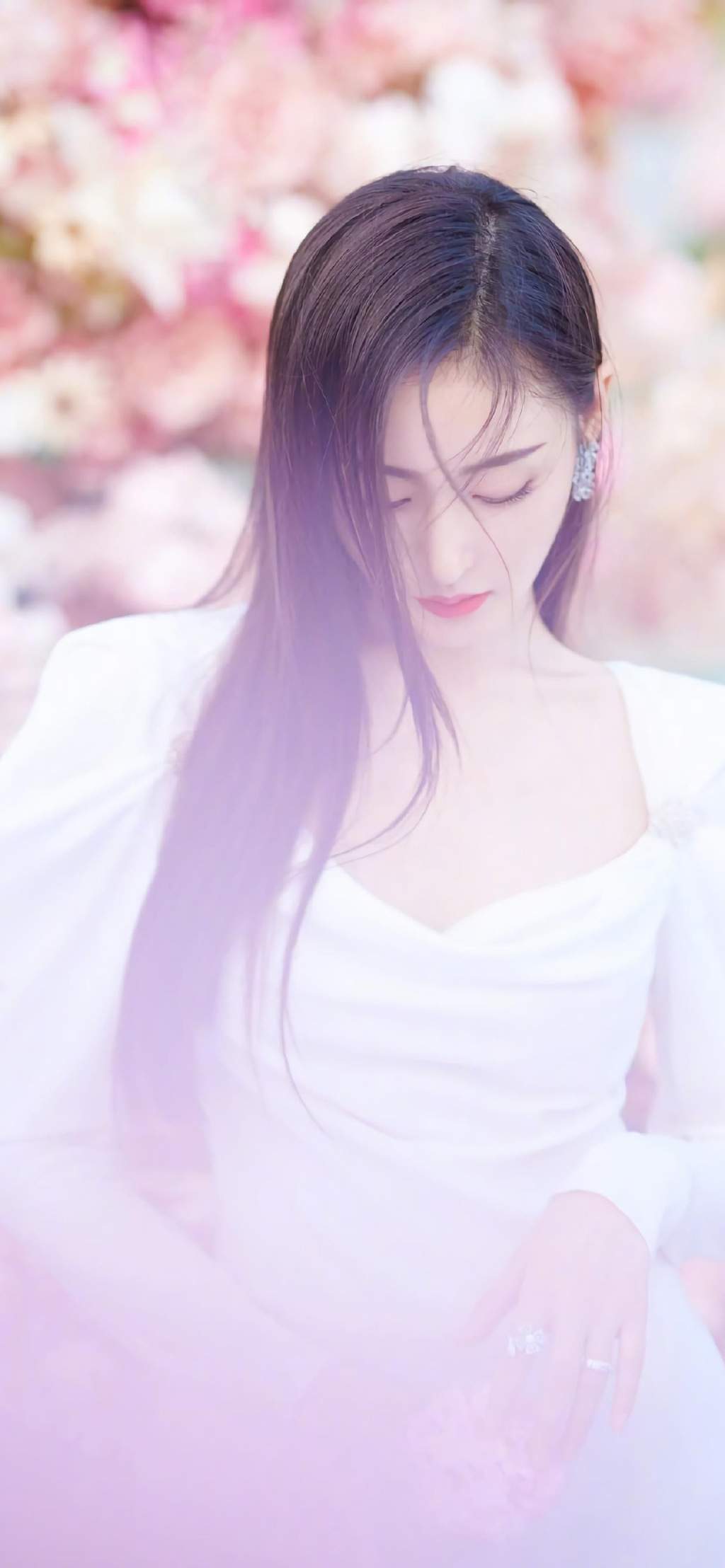 高清哈尔滨新生代女演员张天爱最新时尚杂志封面写真图片图片