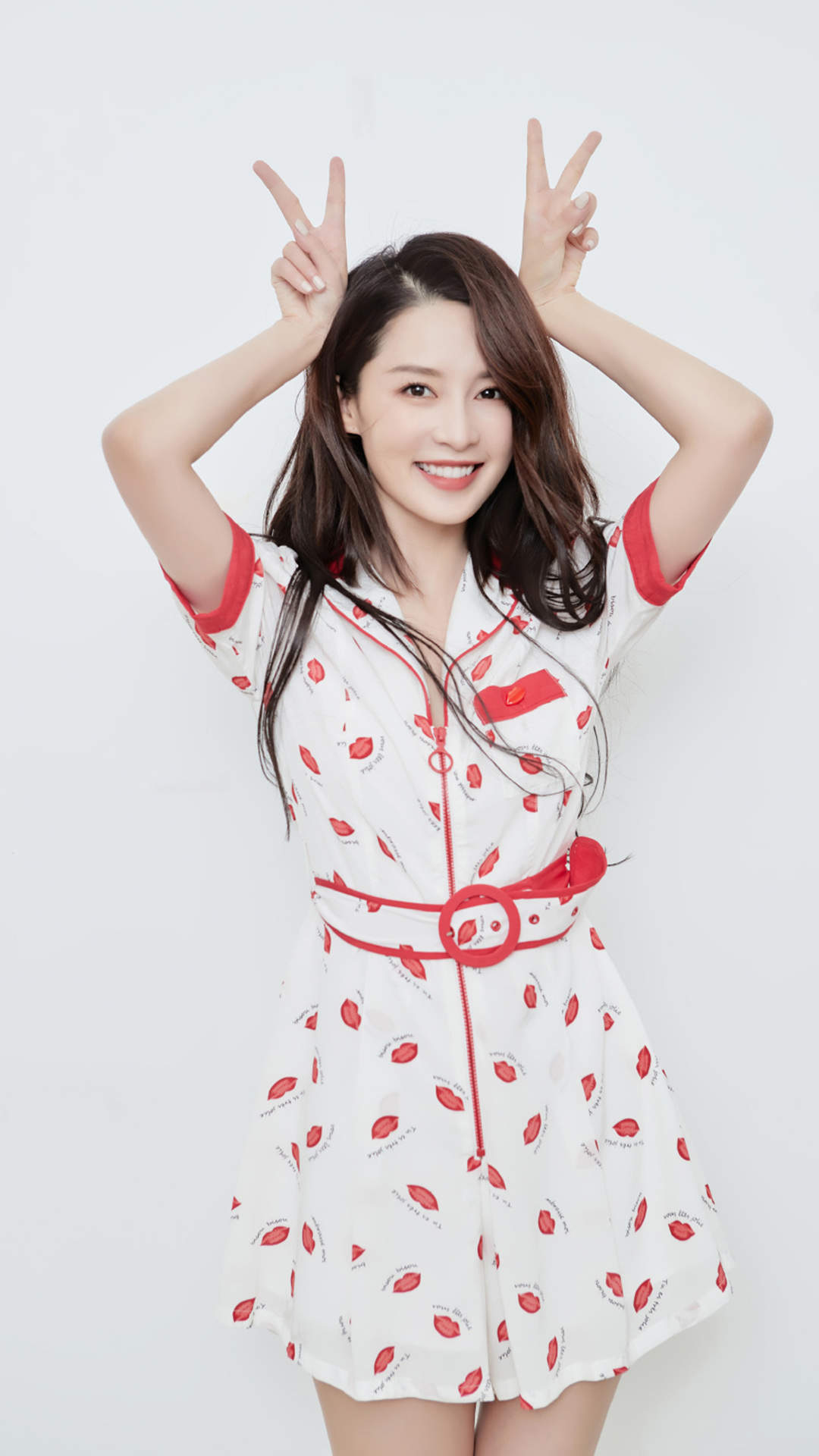 中国内地江苏省苏州市影视女演员李沁甜美俏皮写真手机壁纸图片