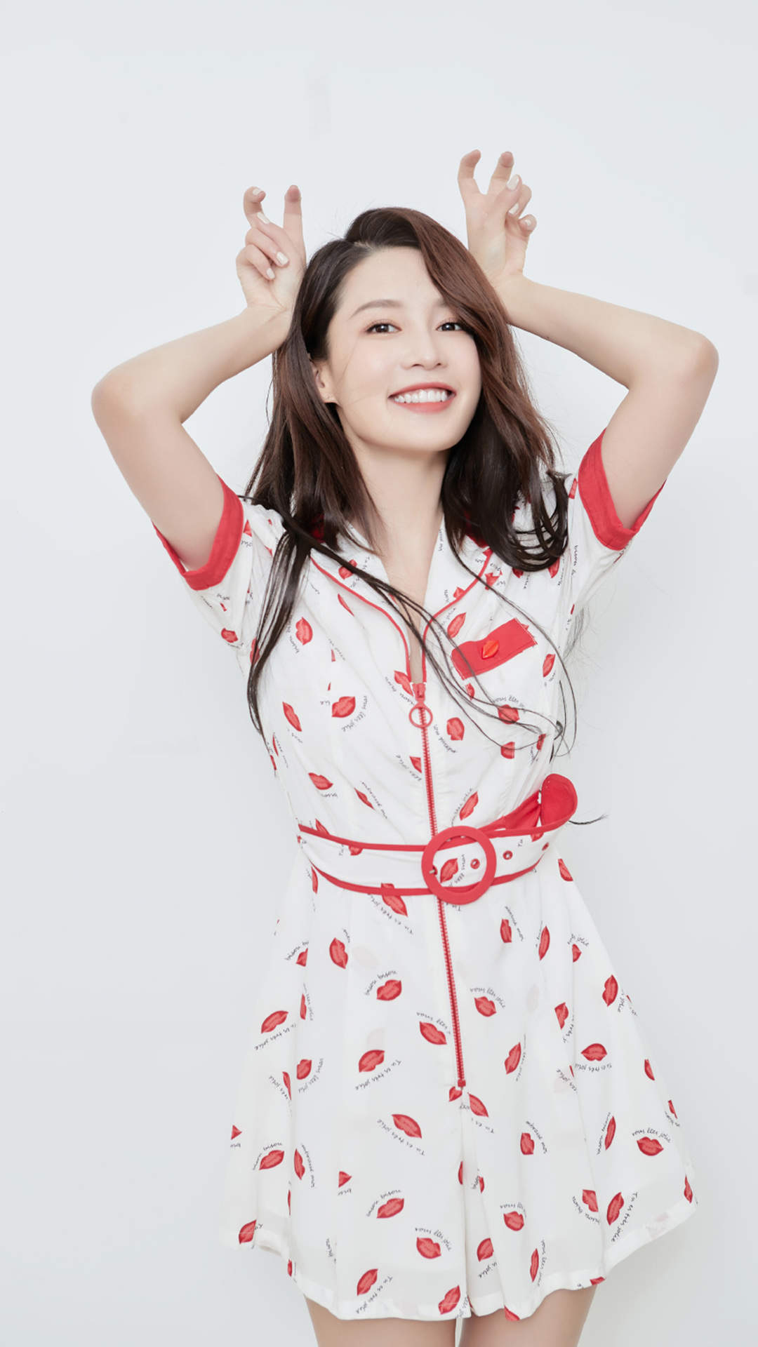 中国内地江苏省苏州市影视女演员李沁甜美俏皮写真手机壁纸图片
