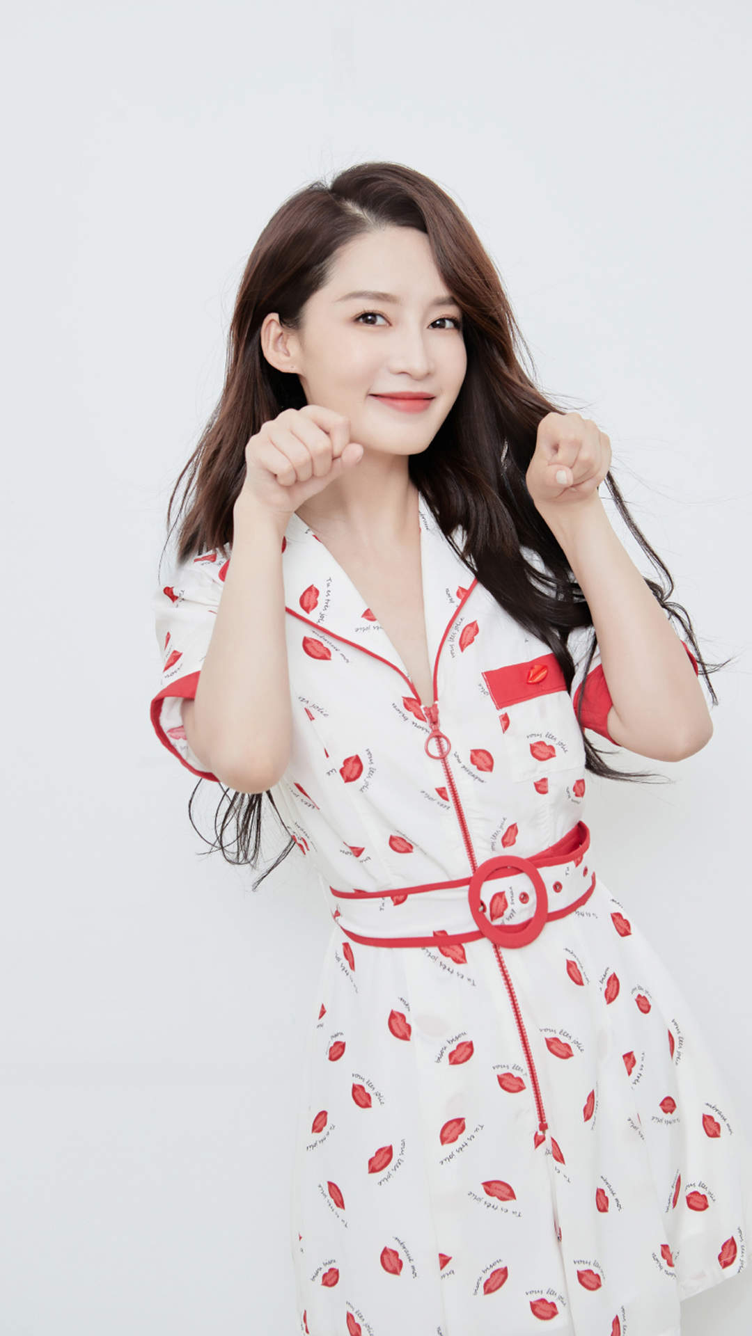 中国内地江苏省苏州市影视女演员李沁甜美俏皮写真手机壁纸图片