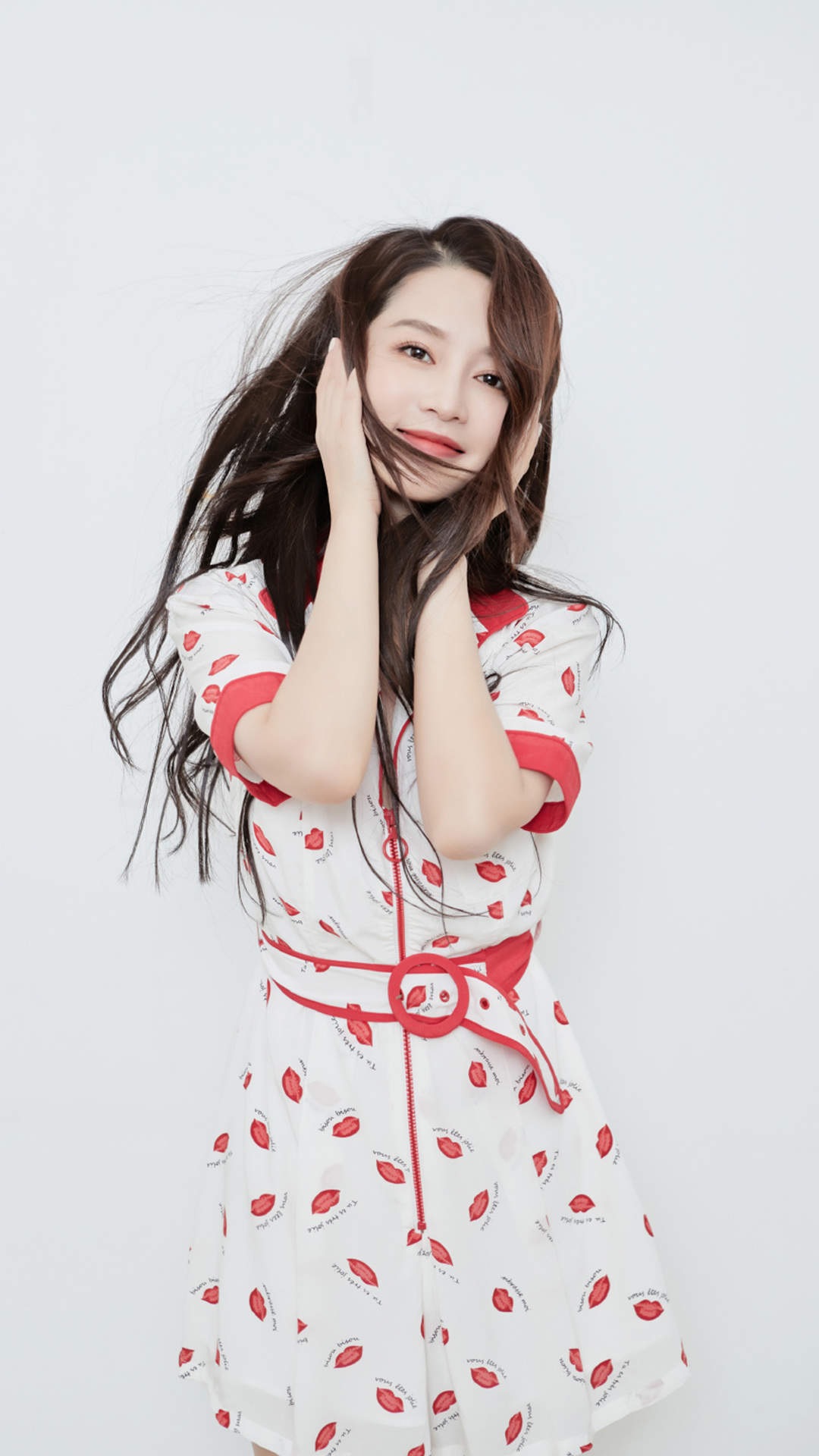 中国内地江苏省苏州市影视女演员李沁甜美俏皮写真手机壁纸图片