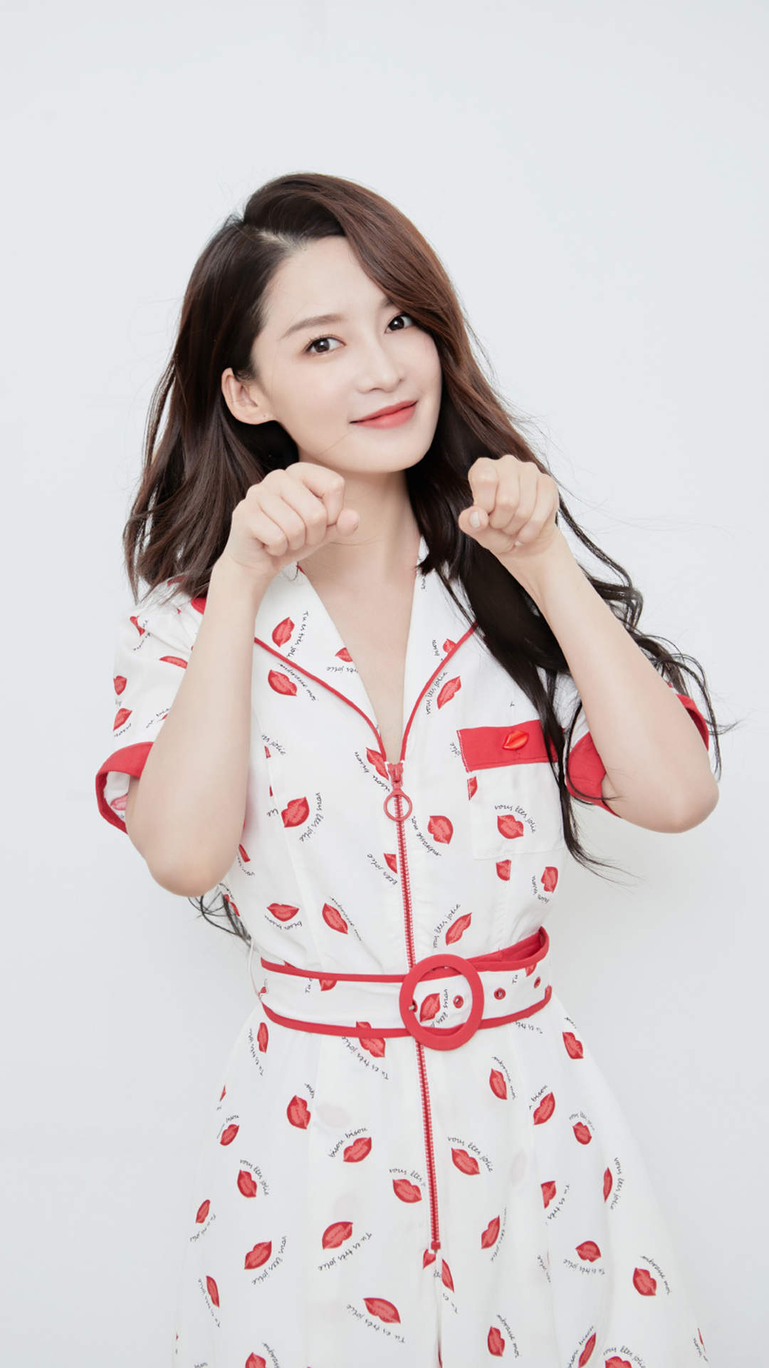 中国内地江苏省苏州市影视女演员李沁甜美俏皮写真手机壁纸图片