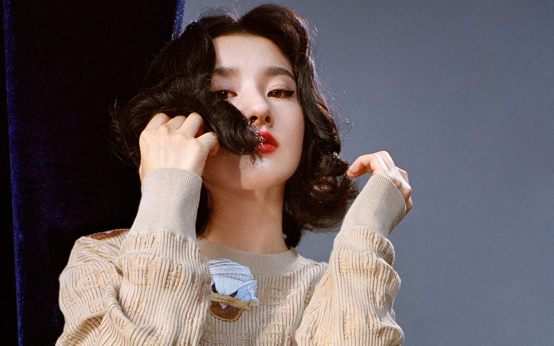 中国北京当代95后女演员小哪吒宋祖儿时尚清新写真桌面壁纸图片