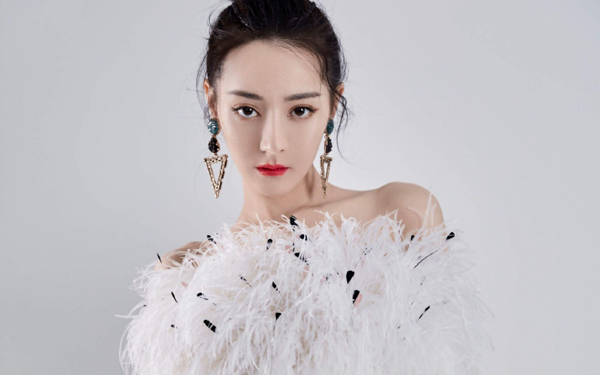 新疆乌鲁木齐美女演员迪丽热巴性感迷人写真桌面壁纸图片