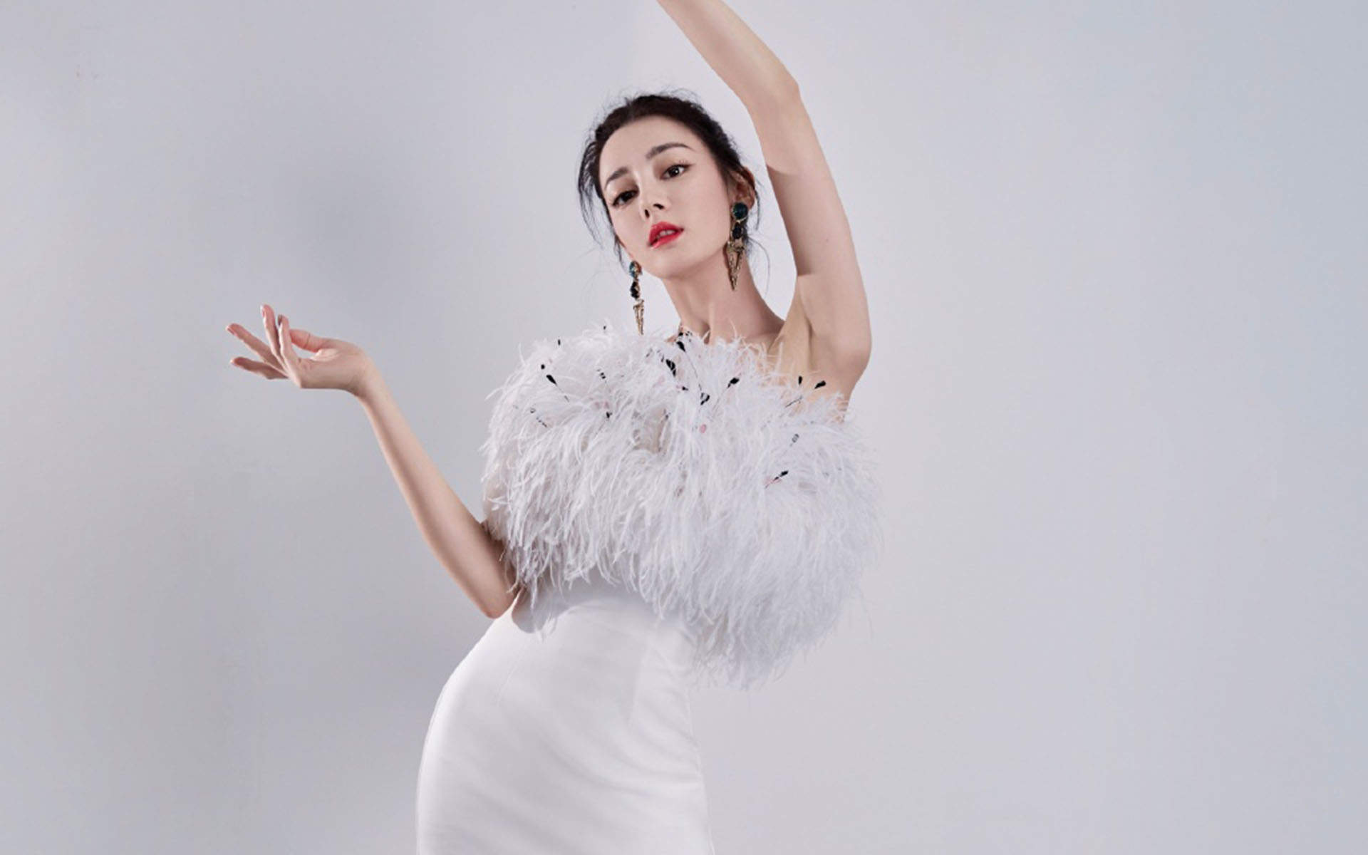 新疆乌鲁木齐美女演员迪丽热巴最新杂志写真图片图片