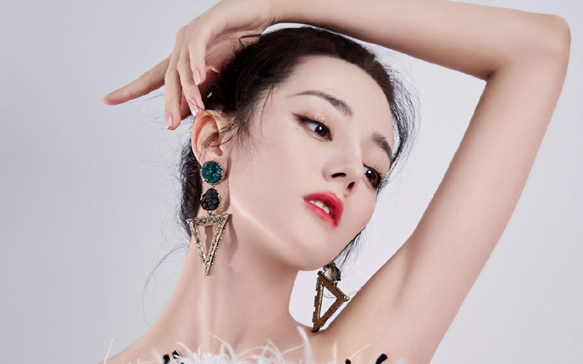 新疆乌鲁木齐美女演员迪丽热巴性感迷人写真桌面壁纸图片