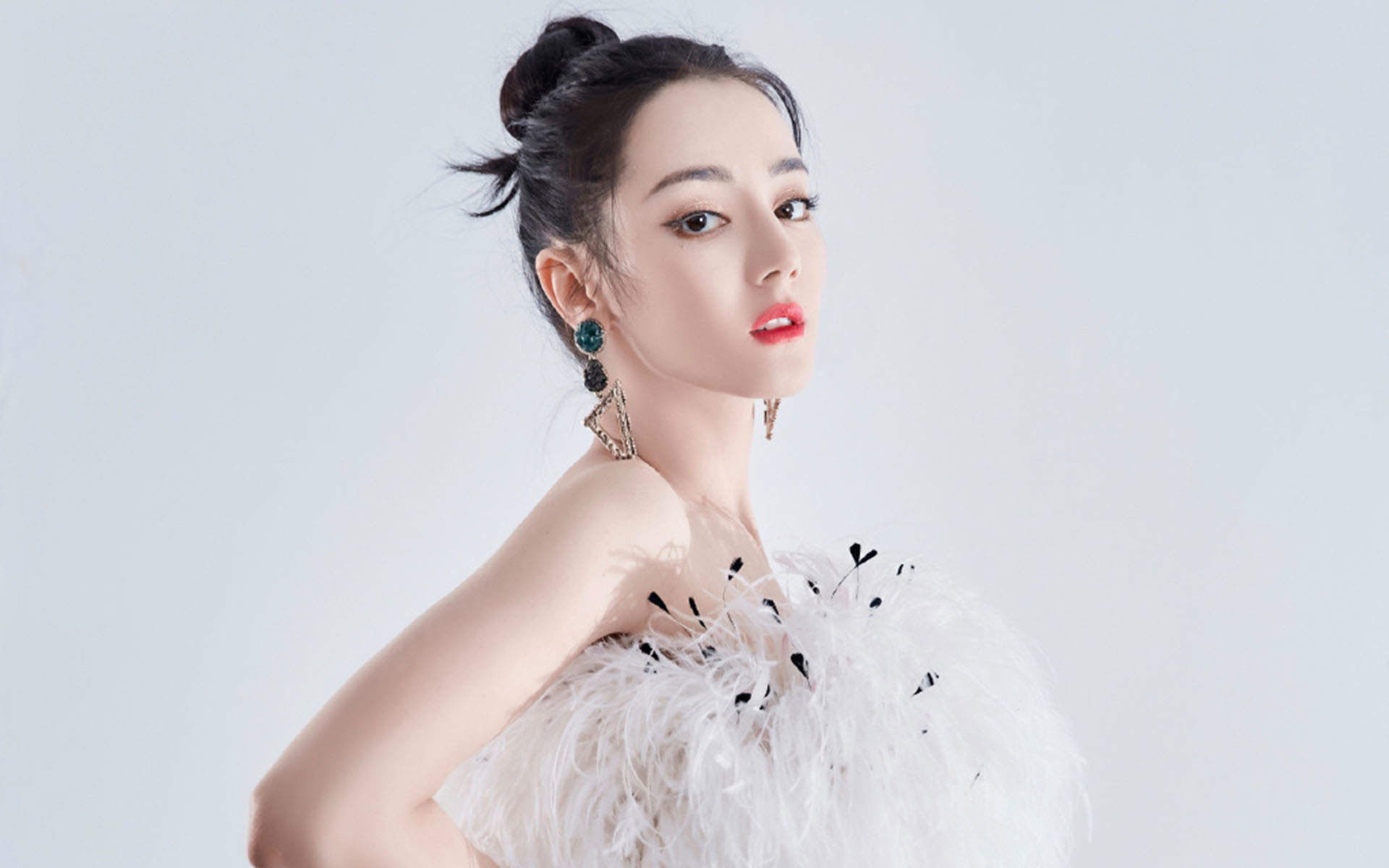 新疆乌鲁木齐美女演员迪丽热巴性感迷人写真桌面壁纸图片