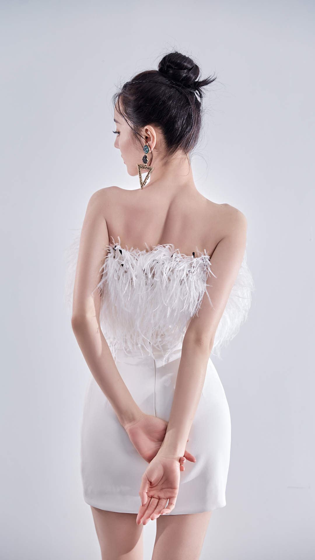 新疆乌鲁木齐美女演员迪丽热巴最新杂志写真图片图片
