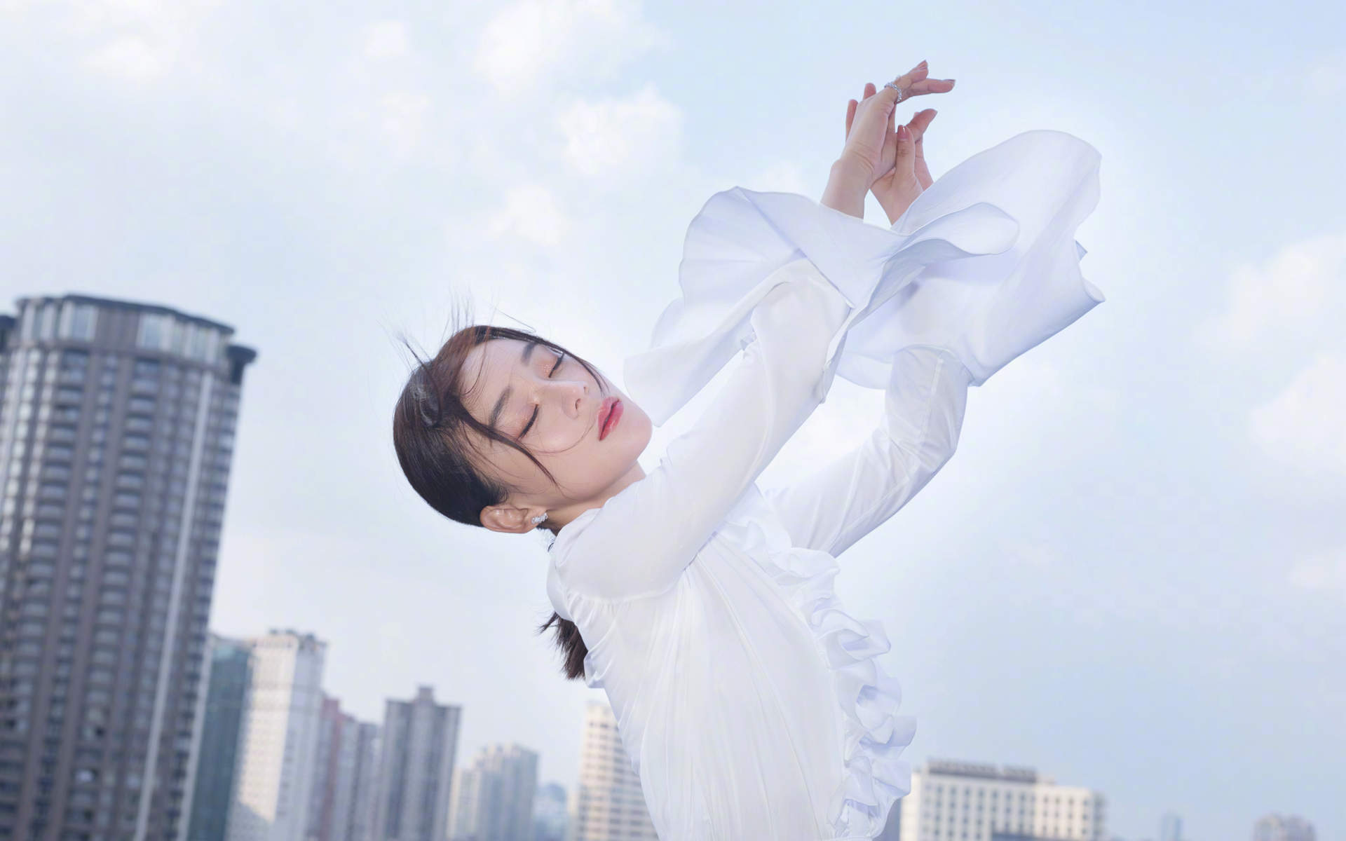 袁姗姗白裙优雅性感桌面壁纸图片