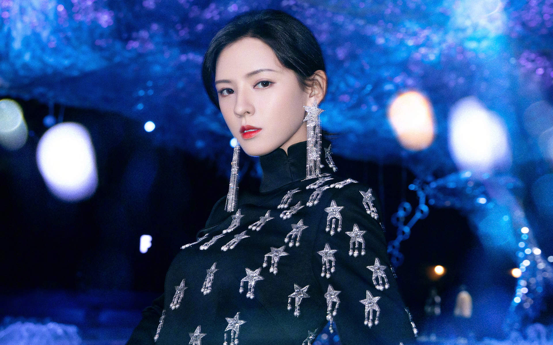 中国内地新晋女演员模特张予曦妩媚浴袍微博美照图片图片