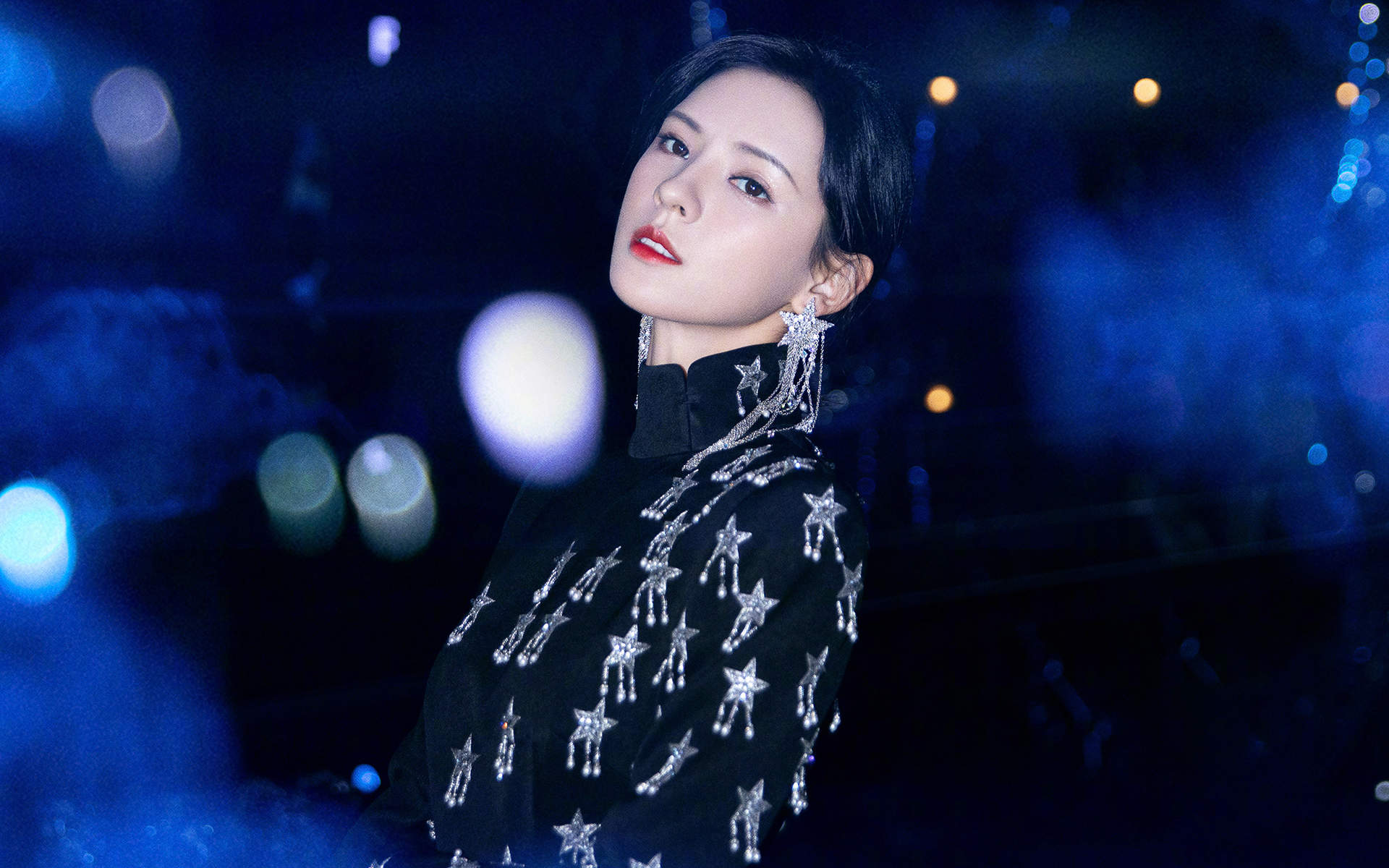 中国内地新晋女演员模特张予曦妩媚浴袍微博美照图片图片