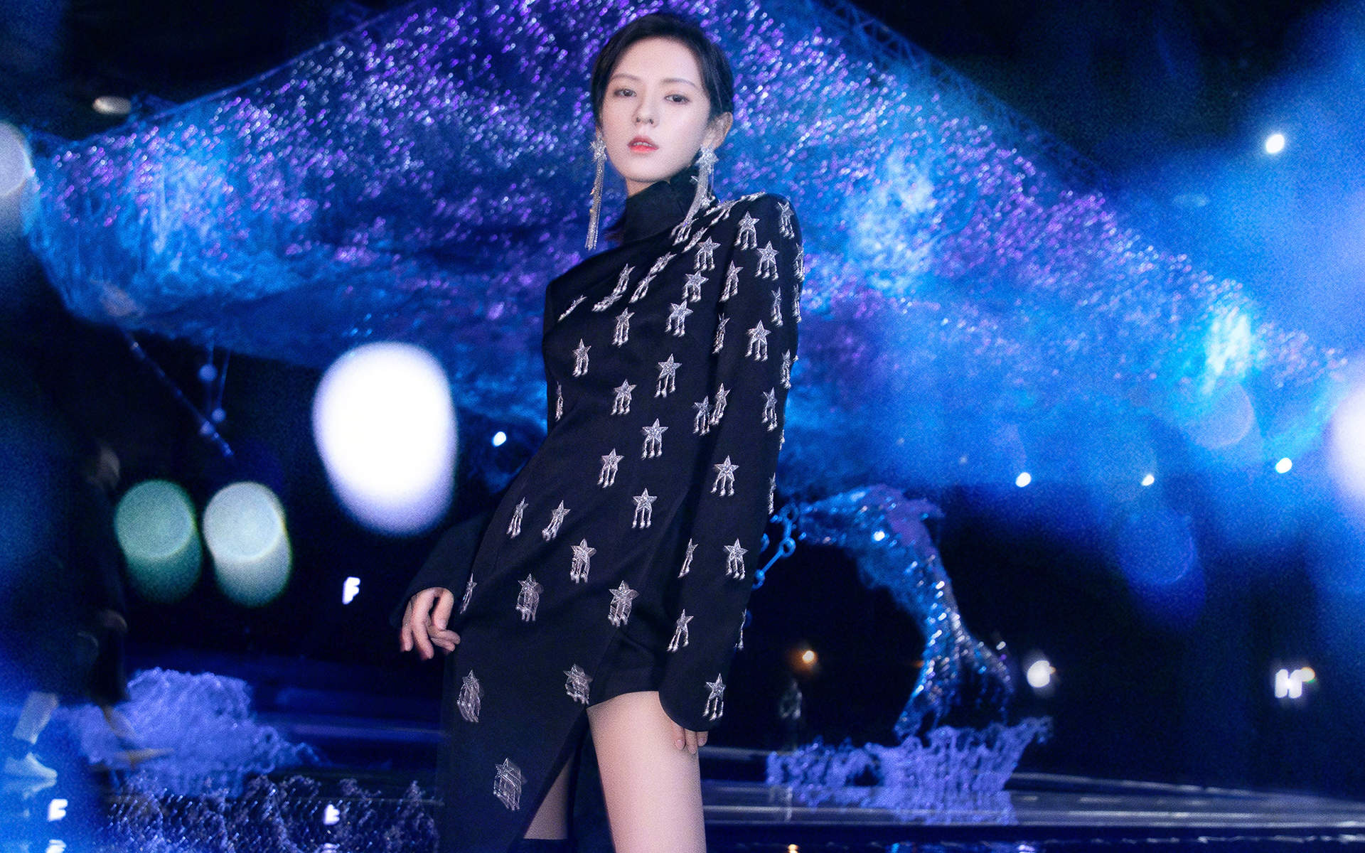 中国内地新晋女演员模特张予曦妩媚浴袍微博美照图片图片