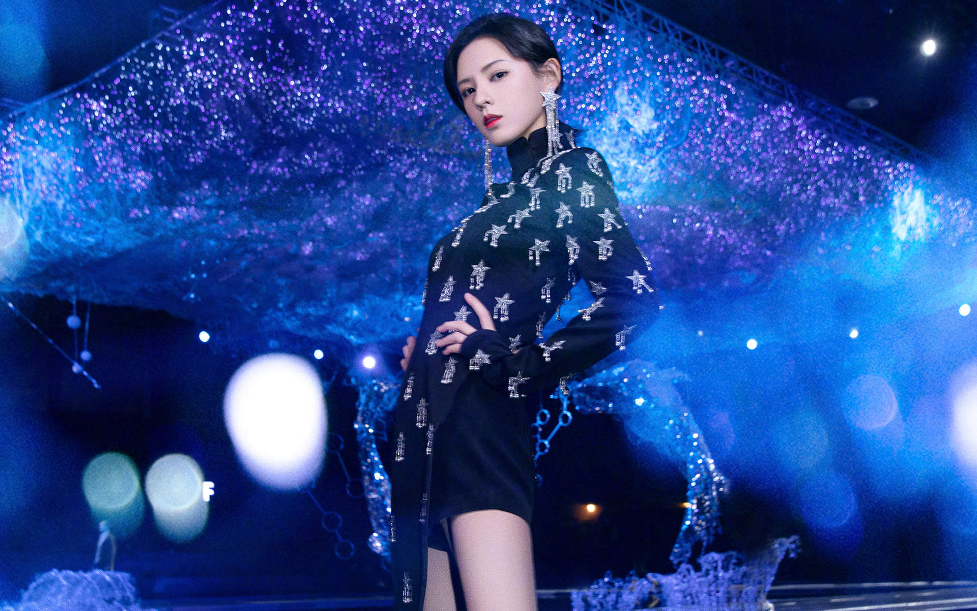 中国内地新晋女演员模特张予曦妩媚浴袍微博美照图片图片