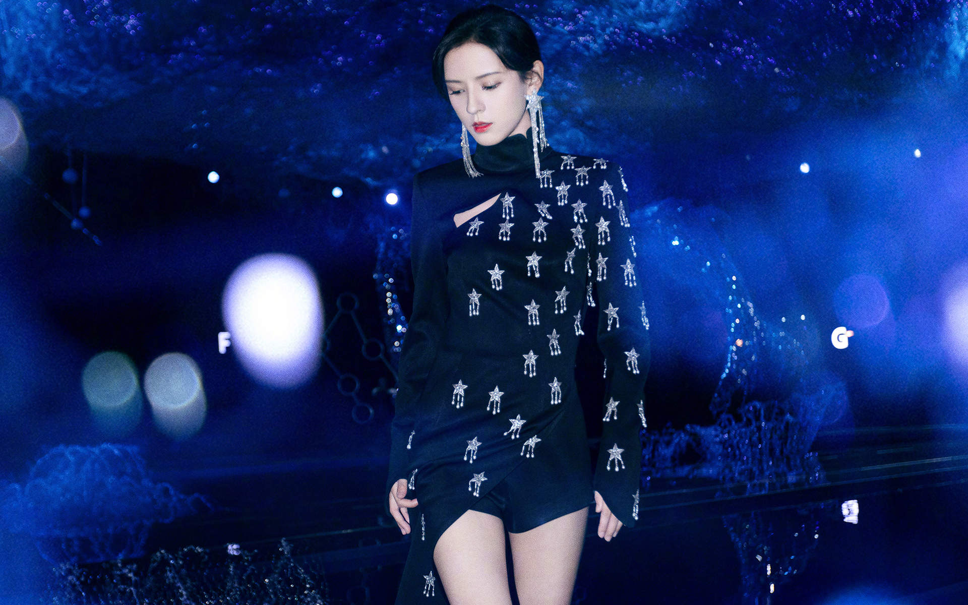 中国内地新晋女演员模特张予曦妩媚浴袍微博美照图片图片