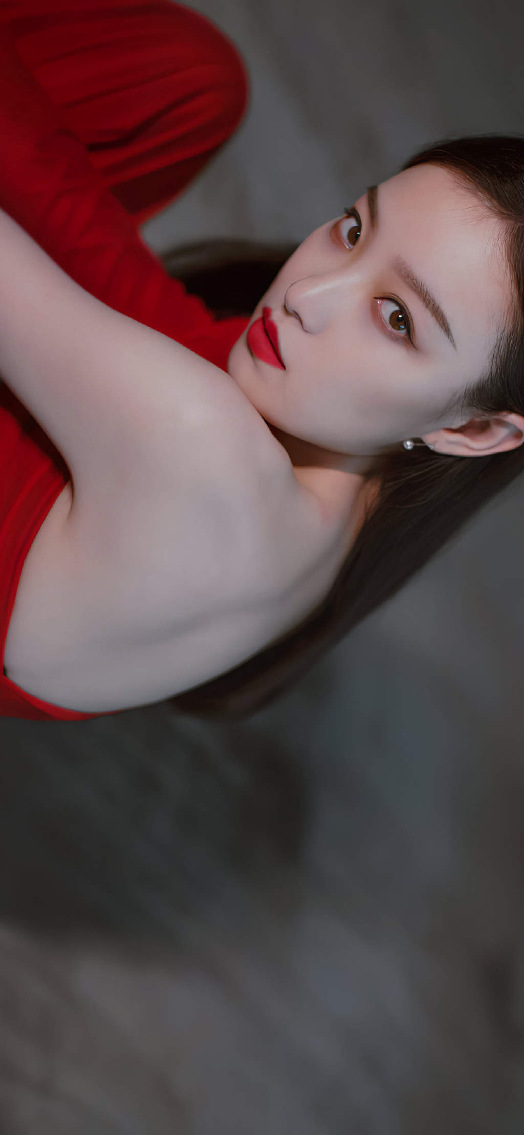 迪丽热巴红皮裙性感高清手机壁纸图片