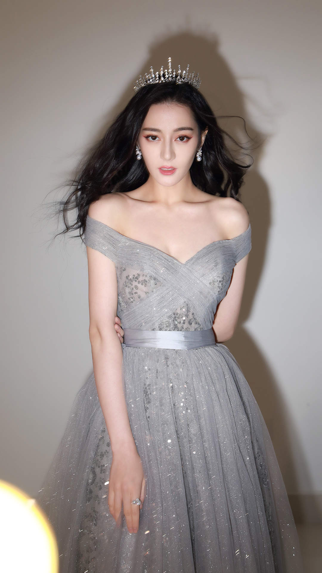 花儿与少年李菲儿青春派时尚写真手机壁纸图片