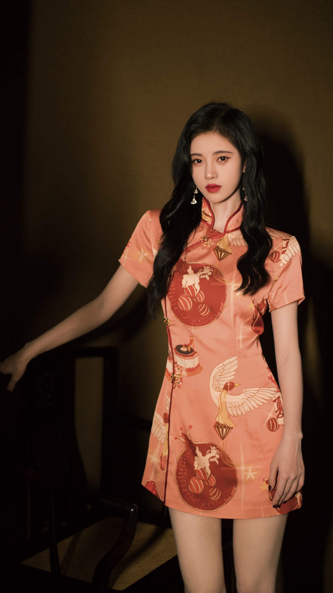鞠婧祎旗袍美腿甜美高清手机壁纸图片