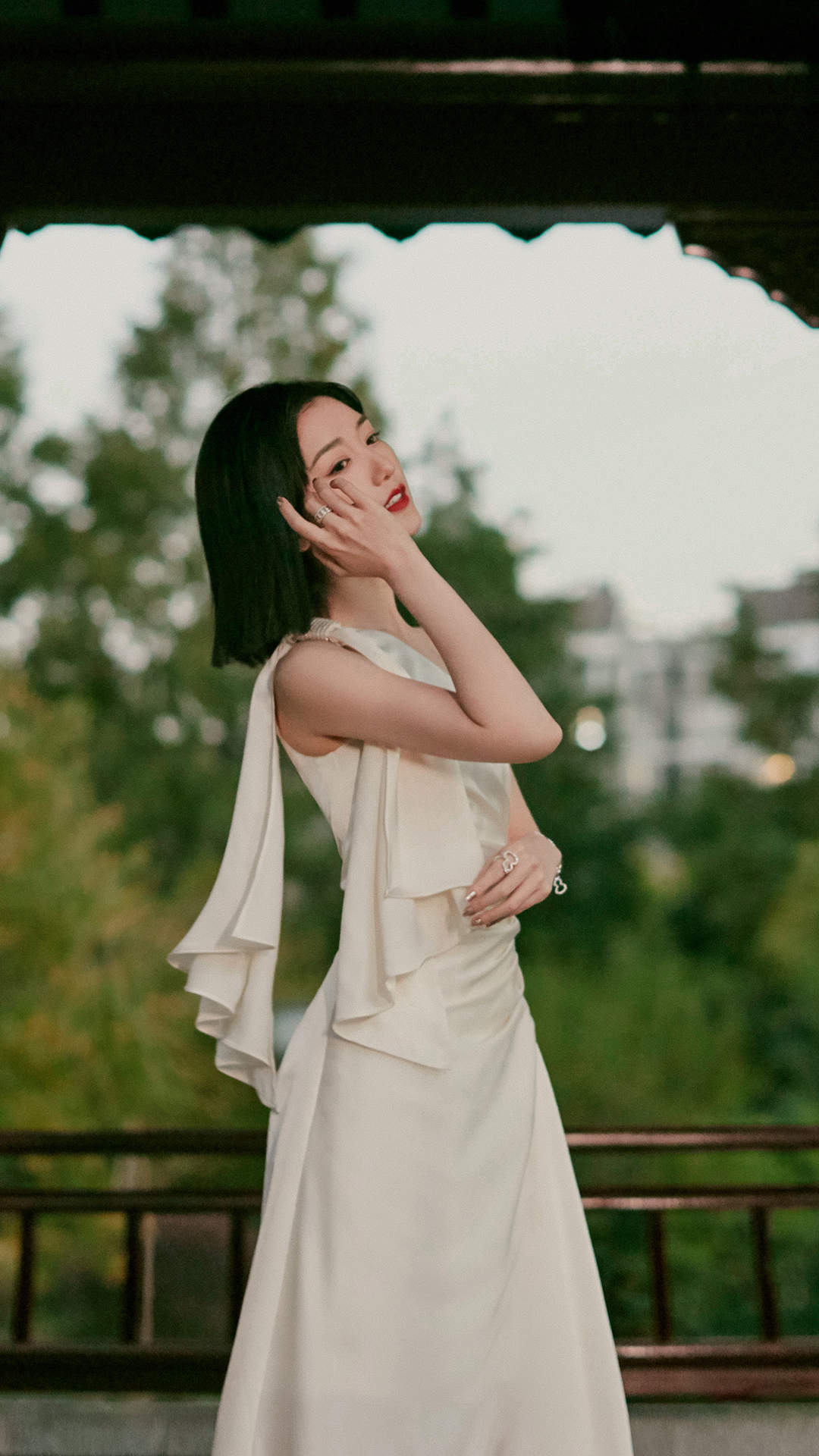 毛晓彤曼妙白裙写真手机壁纸图片