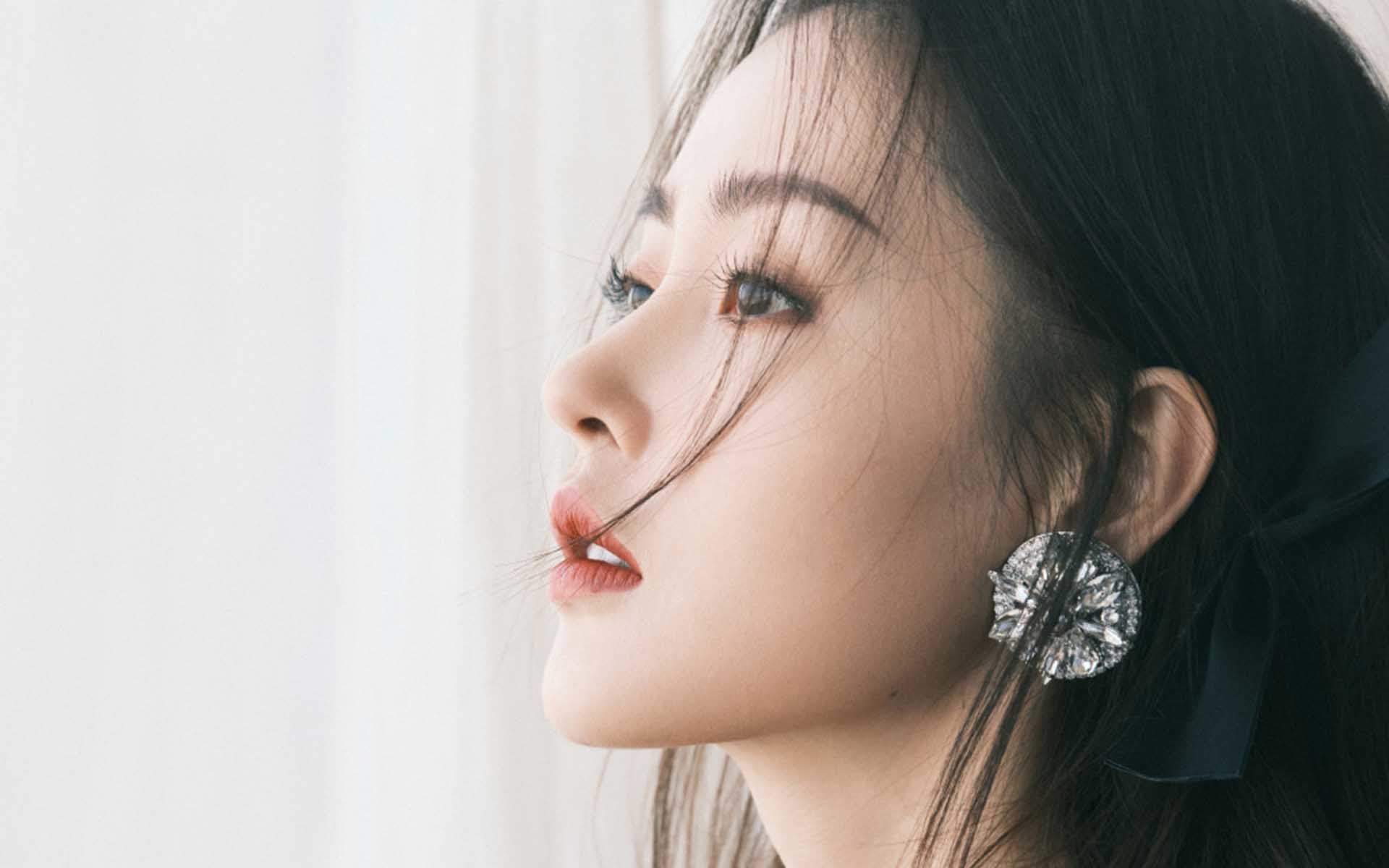 高清哈尔滨新生代女演员张天爱最新时尚杂志封面写真图片图片