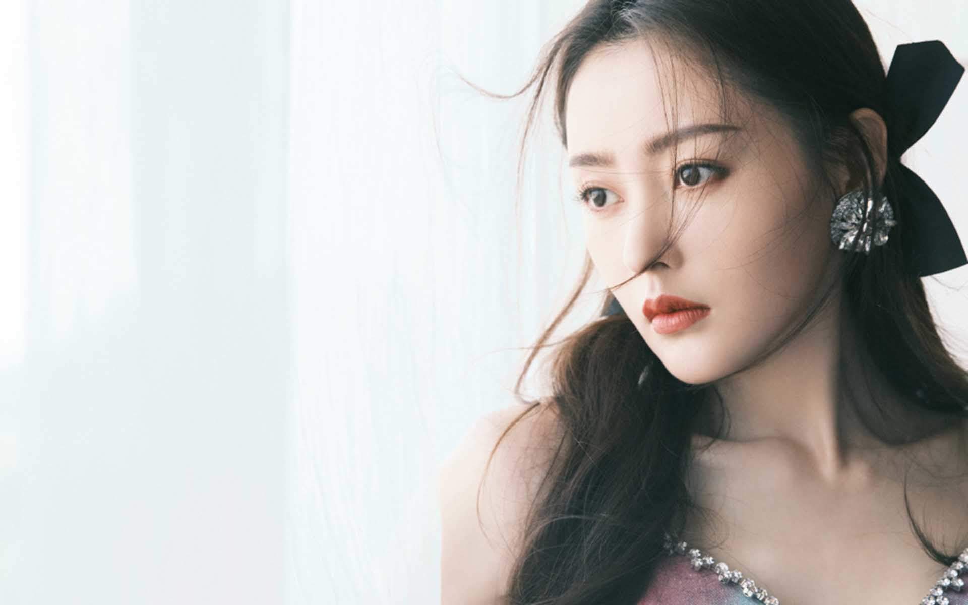 高清哈尔滨新生代女演员张天爱最新时尚杂志封面写真图片图片