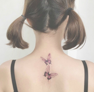 后背脊椎处的女生小清新背部纹身图案9张图片