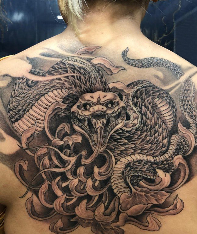花体英文纹身 男生背部花体英文纹身图片图片